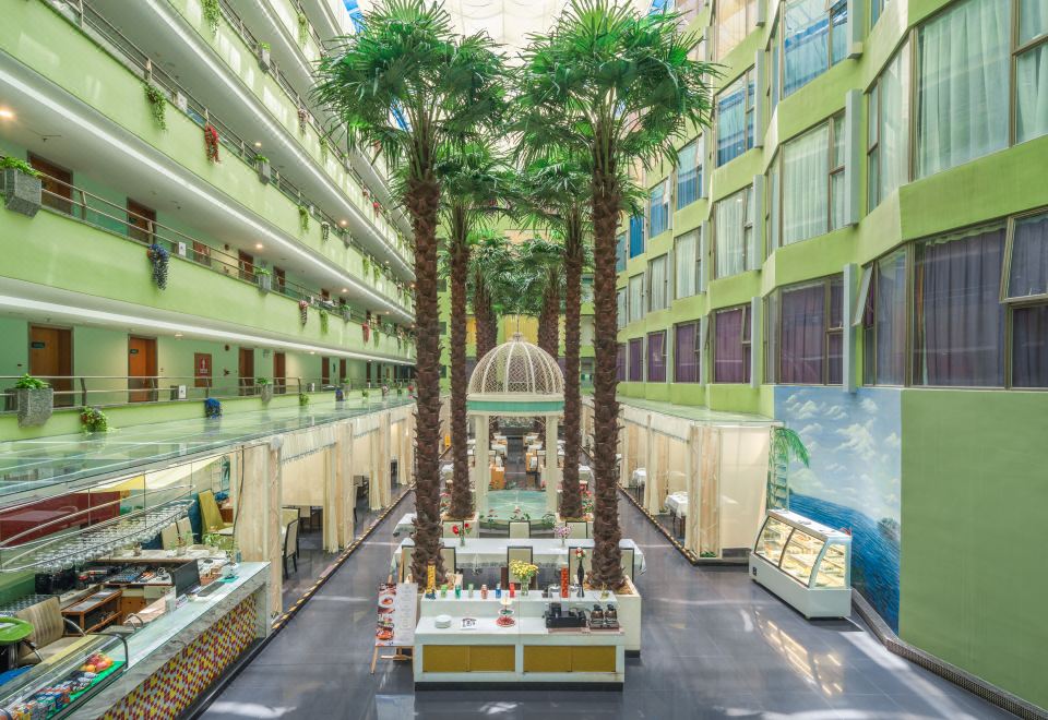 The interior view from above reveals a spacious multi-level room with an atrium at Shanshui Trends Hotel (Shenzhen Huaqiangbei)