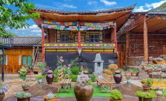Lugu Lake Scenic Area Mosuo Cottage
