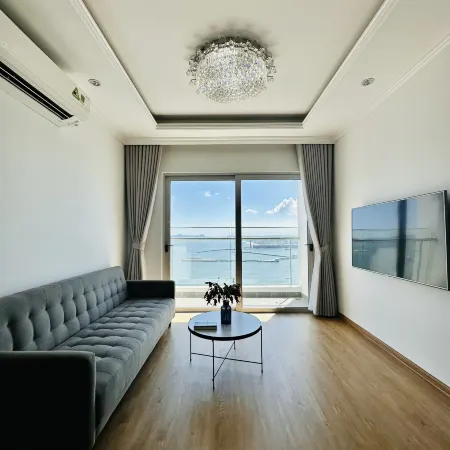 Cozy Homestay 2 BR sea view 29th flr Halong center.