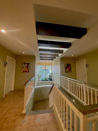 Prism Hotel Отели рядом с достопримечательностью «Building 2122 Post Headquarters»