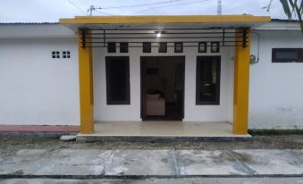 OYO 90699 Yellow White Guesthouse Palu