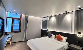 Pine Hotel (Taidong 2nd Road, Taidong Pedestrian Street, Qingdao)