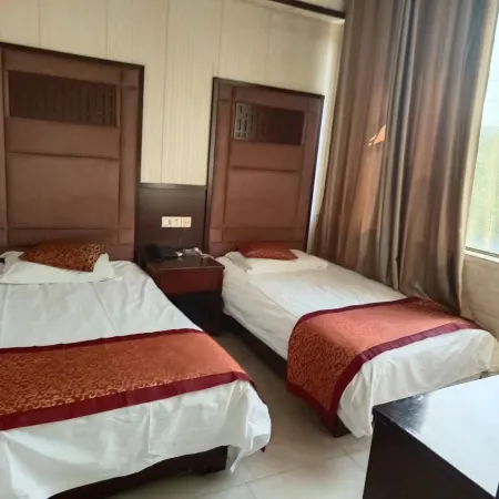 Wanzai Longhu Business Hotel
