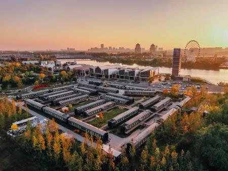 Green Train Leisurely Time Отели рядом с достопримечательностью «Longchuan Square»