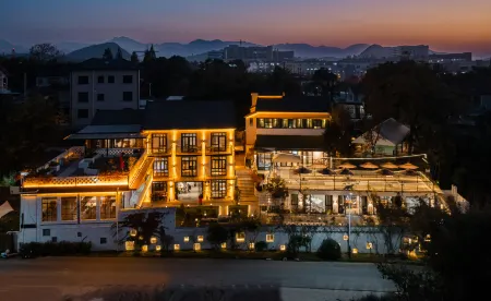 Twelve Rooms·Designer Art Aesthetics Hotel (Anji Fantasy Jialebi Store) Отели рядом с достопримечательностью «Anji Library»