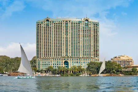 Four Seasons Hotel Cairo at Nile Plaza Отели рядом с достопримечательностью «Sha'ar Hashamayim Synagogue»