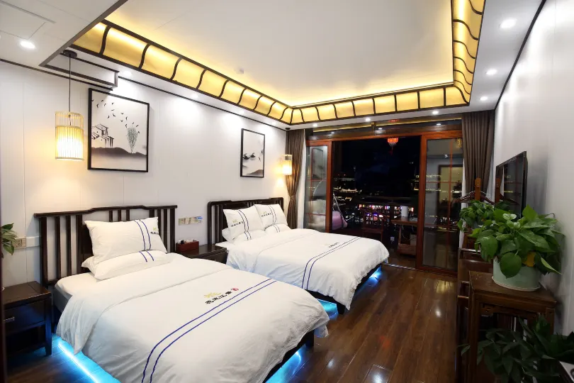 Phoenix flower trail river view Homestay