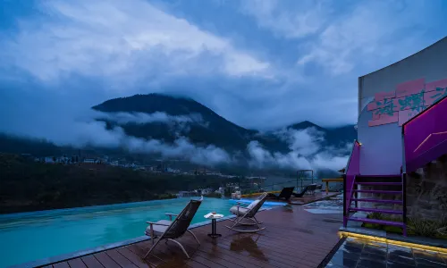 Hailuogou Luanxi Hidden Mountain Snow Mountain Scenic Hot Spring Resort Hote