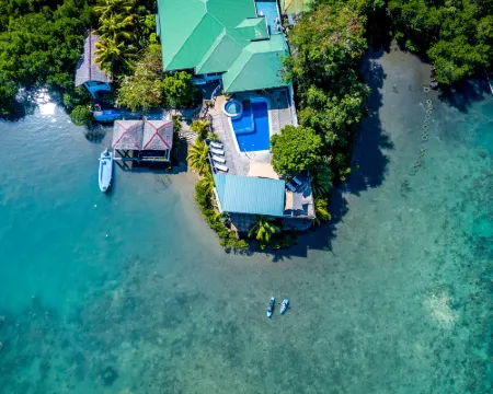 เอดจ์วอเทอร์ ไดฟ์แอนด์สปารีสอร์ท โรงแรมในเปอร์โตกาเลรา