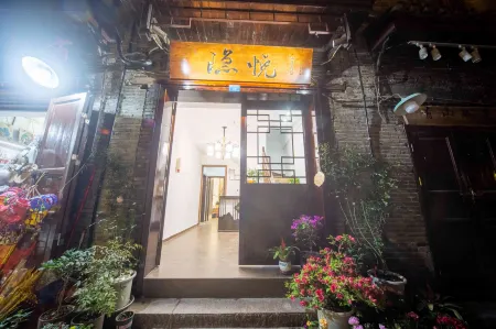 Phoenix Yinyue River View Homestay (Phoenix Ancient City Branch)
