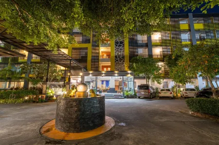 SB Living Place Hotel Phuket Town Отели рядом с достопримечательностью «Villa Sawarin»