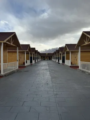 Snowtop Westernmost Lodge · Taxian Khu vực công cộng Photos