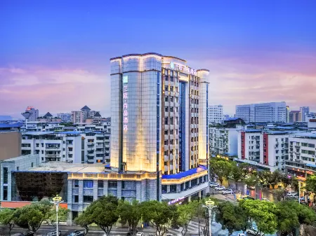 LanOuShangPin Hotel (Wuyue Plaza Huaxi Guang'an Hospital) Отели рядом с достопримечательностью «Deng Xiaoping Former Residence Museum»