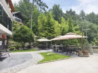 Mingjing Mountain House on the halfway of Hengshan Mountain Hotels near Zhurong Peak