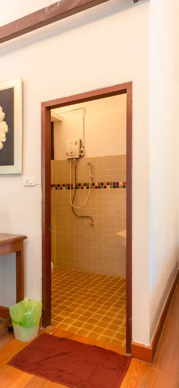 ห้องเตียงใหญ่พร้อมเครื่องปรับอากาศ