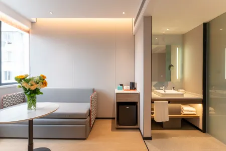 Holiday Inn Express Shanghai Jing'an Temple, an IHG hotel