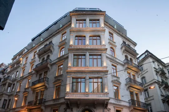 AKKA ลัช โฮเทล ทักซิม