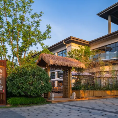 Huatai Hechen Mountain Lodge (Taibai Mountain Tang Town)