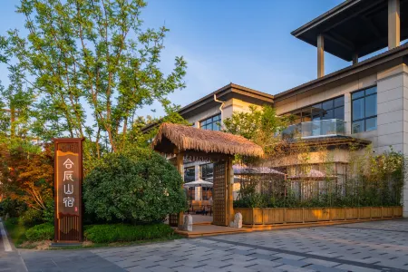 Huatai Hechen Mountain Lodge (Taibai Mountain Tang Town) Отели рядом с достопримечательностью «Eye of Mount Taibai»