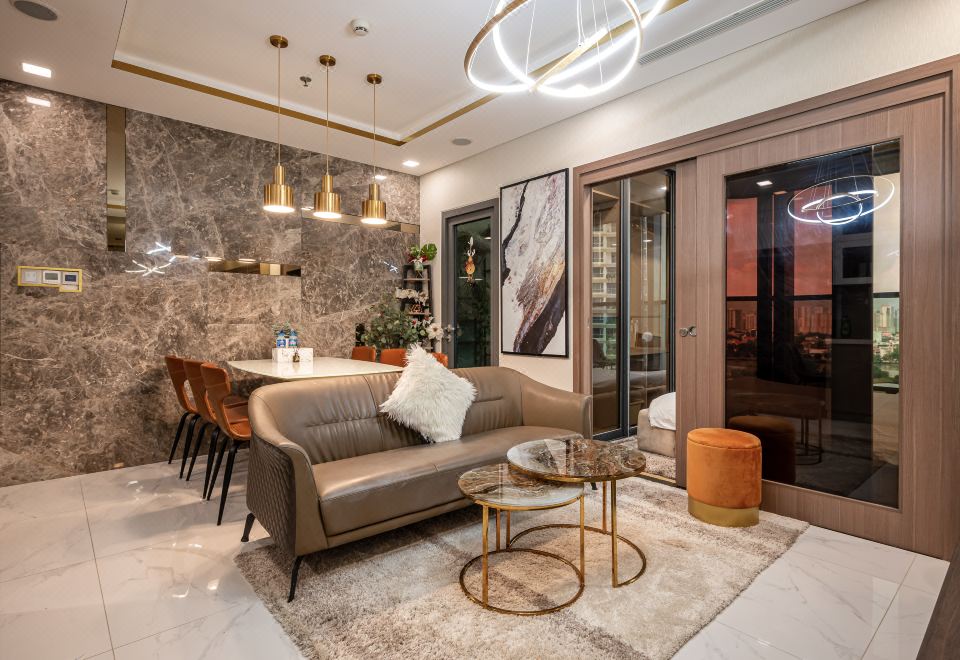 4. Luxury H..
