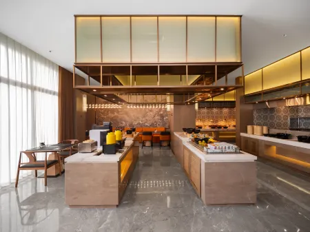 VIENNA INTERNATIONAL HOTEL Отели рядом с достопримечательностью «Qingyihe Thousand Acres Garden»