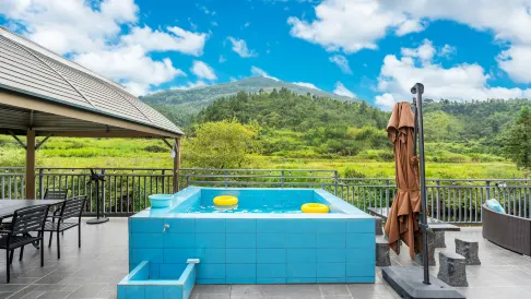 Mengxian Riverside · 270° view of the mountain view of Tangquan Resort and Accommodation