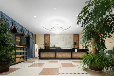 Weekend Sunshine Theme Hotel in Neixiang Отели рядом со станцией Neixiang Railway Station