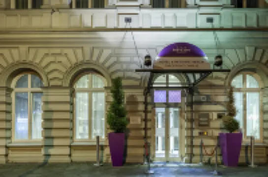 โรงแรมเมอร์เคียวแอนด์เรซิเดนซ์ เช็คพอยต์ชาร์ลี