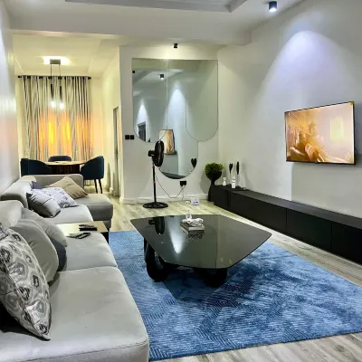 Bytup 2Bedroom Apt in Lekki,24Hrs Light, Wifi ,Fully Serviced Apartment , Water Heater Smart tv Hotels near Dream World Africana