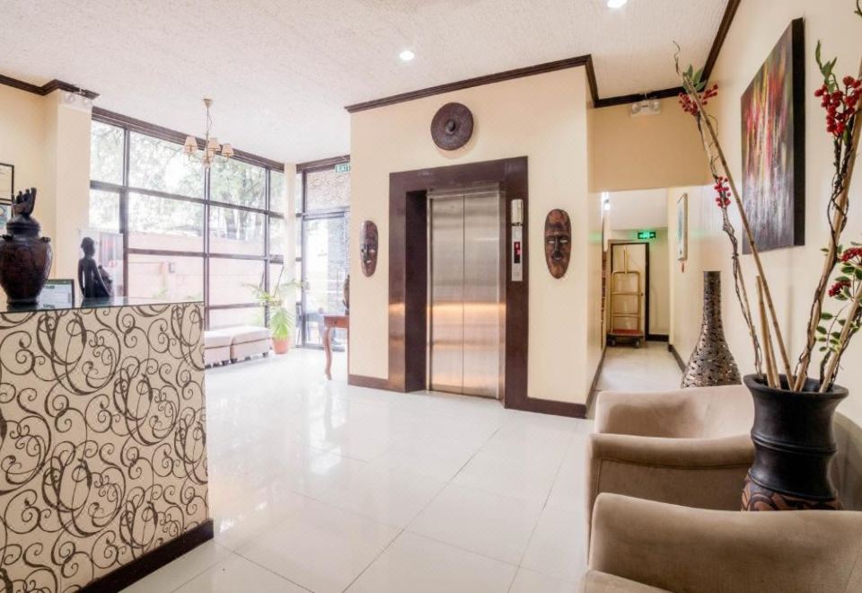 [레드도어즈 플러스의 깔끔하게 정돈된 프런트 데스크 이미지]