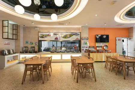 Lvbao Lezhi Hot Spring Hotel Отели рядом с достопримечательностью «Honghe Nativeland»