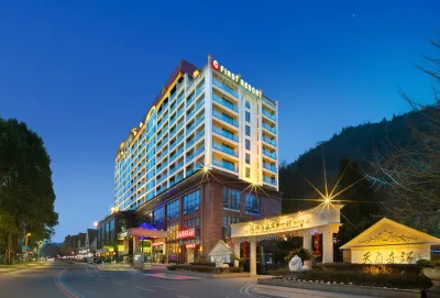 FIRSTHOTSPRINGHOTEL Отели рядом с достопримечательностью «Горячая Источники 1-й деревни Цуй Ван»