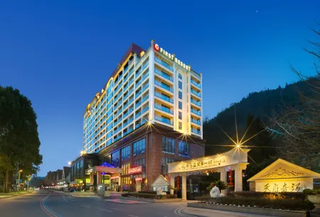FIRSTHOTSPRINGHOTEL Отели рядом с достопримечательностью «Xiling Snow Mountain»