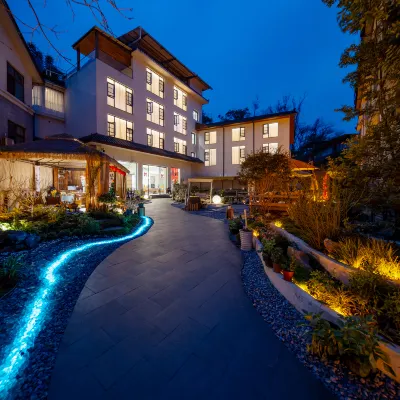 Yuncijian Private Hot Spring Homestay (Emeishan Baoguo Temple Tourist Center) Hotels near Baoguo Temple