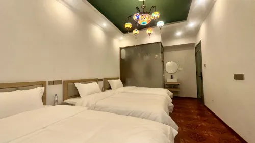 Mogdong Homestay (Kashi Ancient City Scenic Area, Embroidered Hat Bazaar Branch)