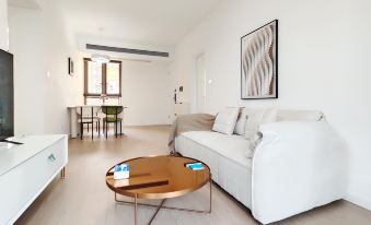 High-End Serviced Residence (Shanghai Gubei Road Golden City Road Branch)