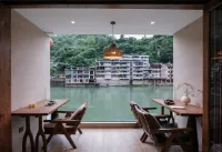 River Inn - parking