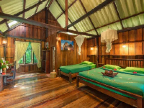 เขาสก ริเวอร์ไซด์ คอจเตจ รีสอร์ท โรงแรมในอำเภอ พนม