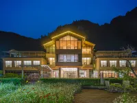 Huanglong Jinfeng Holiday Resort Hotels near Huanglong National Scenic Spot