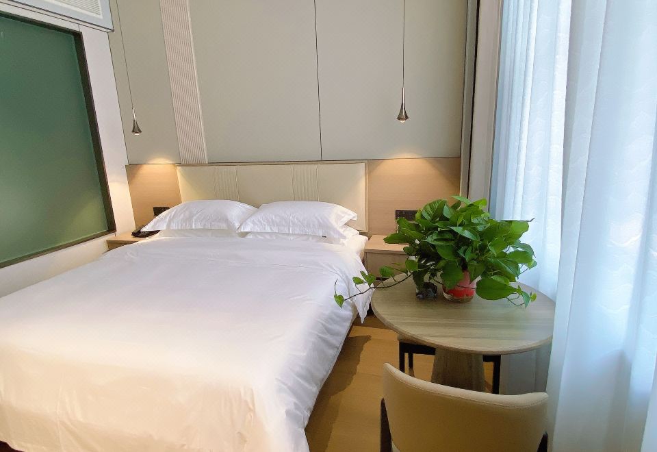Yinshan Hotel의 현대적인 로비 전경
