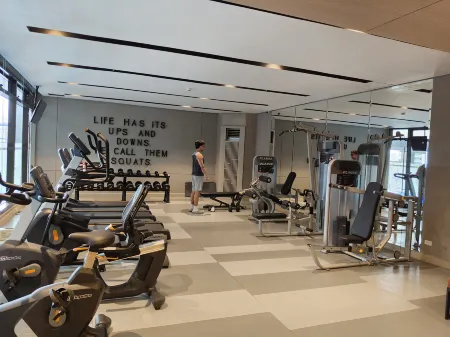 Home me Suites at Aurora Escalades Cubao Отели рядом с достопримечательностью «The Immaculate Conception Cathedral of Cubao»