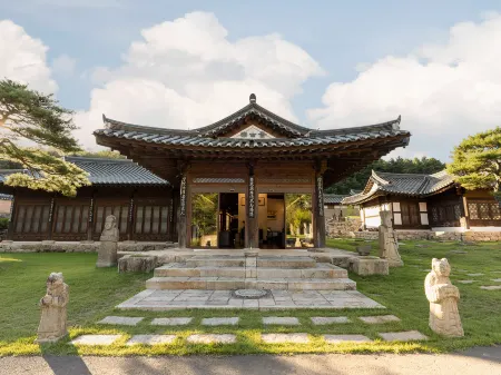Rakkojae Andong Hahoe Hanok Hotel Отели рядом с достопримечательностью «Byeongsanseowon Confucian Academy»