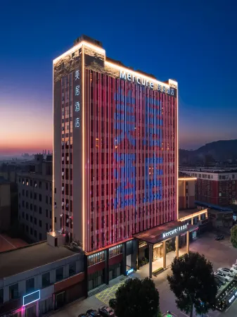 Mercure Hotel Xinyang Baopeng Square Отели рядом со станцией Xinyang East Railway Station