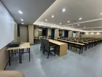 Hongqi Hotel (Wuyuanhe Stadium Branch) Hotels near Jiari Beach