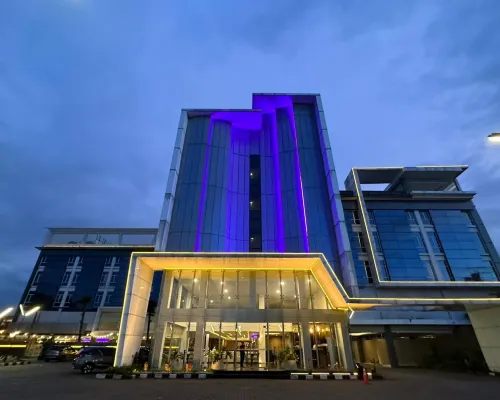 Sapphire Sky Hotel Karawaci Tangerang (Formerly Yasmin hotel Karawaci) Hotels near Benton Junction