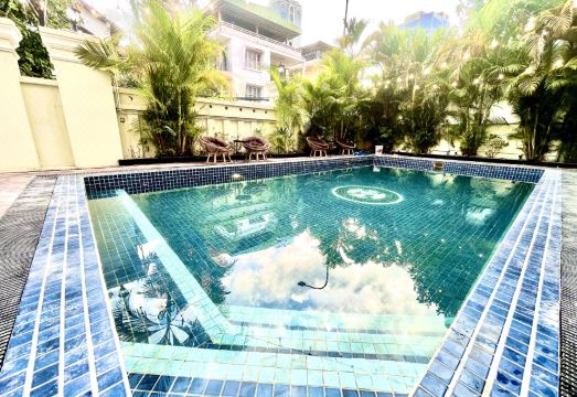 프놈펜 숙소 수영장