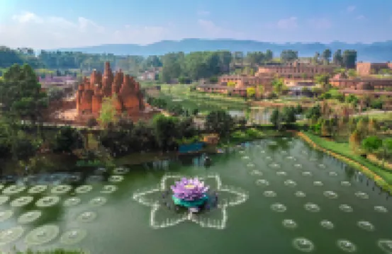 Maitreya Dongfengyun Art Inn