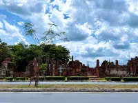 Baan Inta Hostel Hotels near Wat Ratchaburana