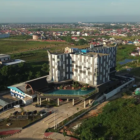 Four Points by Sheraton Pontianak Отели рядом с достопримечательностью «Памятник Digulis»