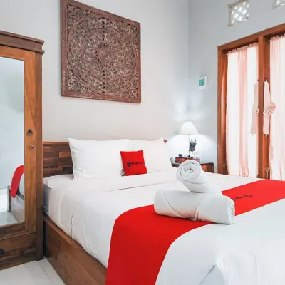 RedDoorz near Mertasari Beach 2 โรงแรมใกล้หาด Pengembak Beach